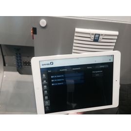 BLE Funksender ermöglichen die Identifikation einer Maschine auf handelsüblichen Tablets.