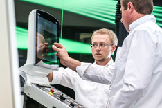 Marko Lange, Vetriebsingenieur bei DMG MORI AG, Steuerung an einer intelligenten Werkzeugmaschine