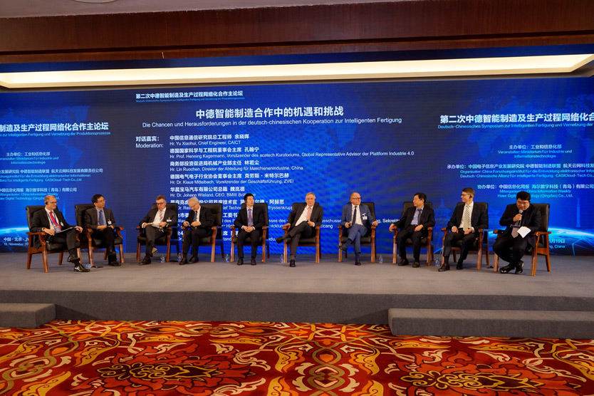 Moderatoren und Teilnehmer der Podiumsdiskussion “Die Chancen und Herausforderungen in der deutsch-chinesischen Kooperation zur Intelligenten Fertigung”