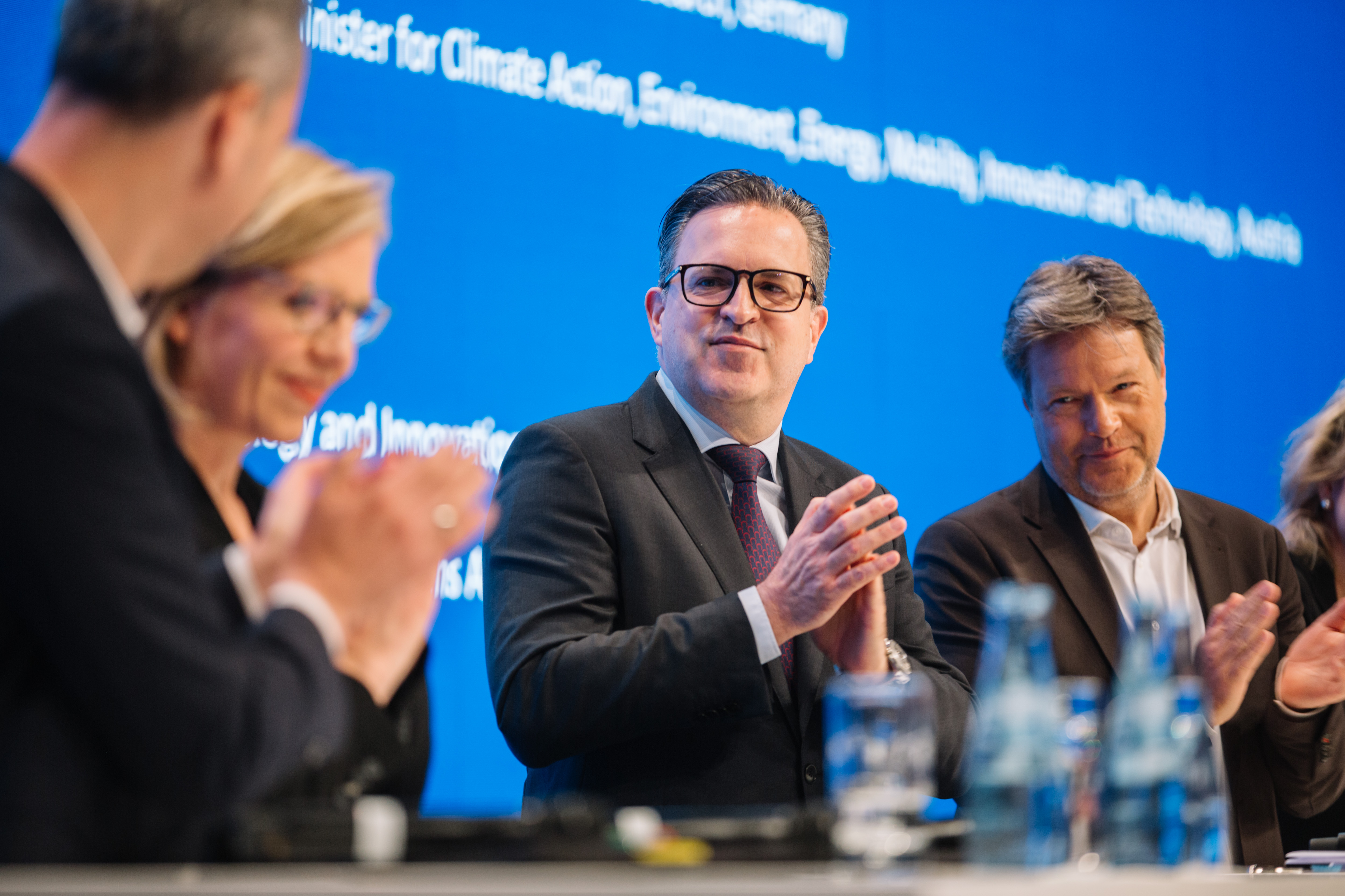 Leaders' Dialogue 2024: Österreichs Klimaministerin Leonore Gewessler, Henrik Schunk und Bundesminister Robert Habeck