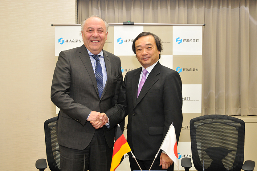 Staatssekretär Matthias Machnig (links) mit dem japanischen Vizeminister im Ministerium für Wirtschaft, Handel und Industrie, Takayuki Ueda (rechts)