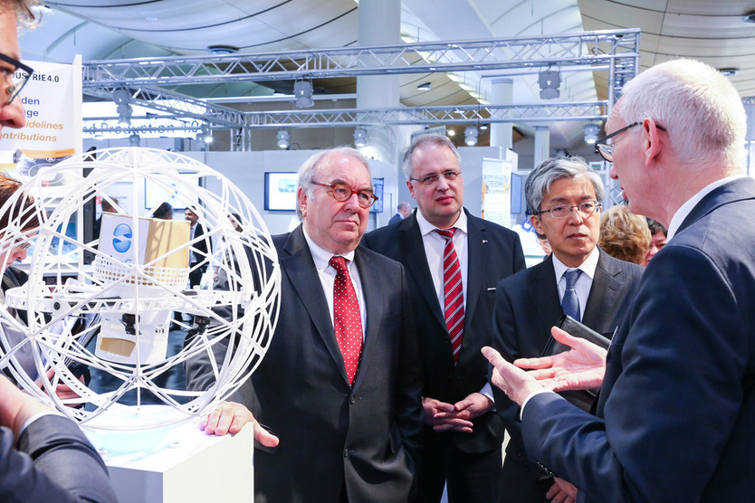 Besuch der japanischen Delegation am Stand der Plattform Industrie 4.0 im Rahmen des 10. Deutsch-Japanischen Wirtschaftsforums