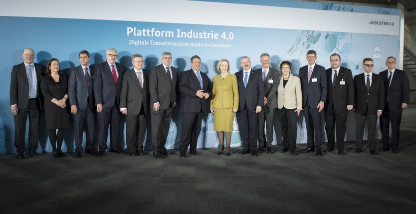 Fototermin mit Leitungsvertreterinnen und -vertretern der Plattform Industrie 4.0 sowie den AG-Leitern