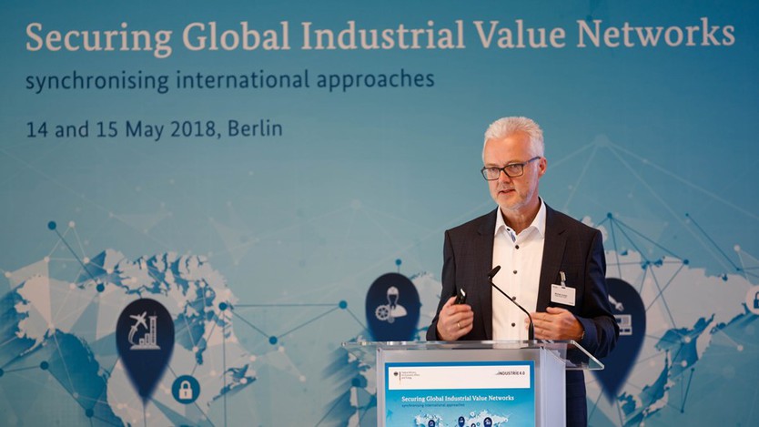 Michael Jochem, Leiter des Innovation Clusters Connected Industry, Robert Bosch GmbH und Leiter der Plattform Industrie 4.0 AG “Sicherheit in vernetzten Systemen”, hält seinen Vortrag