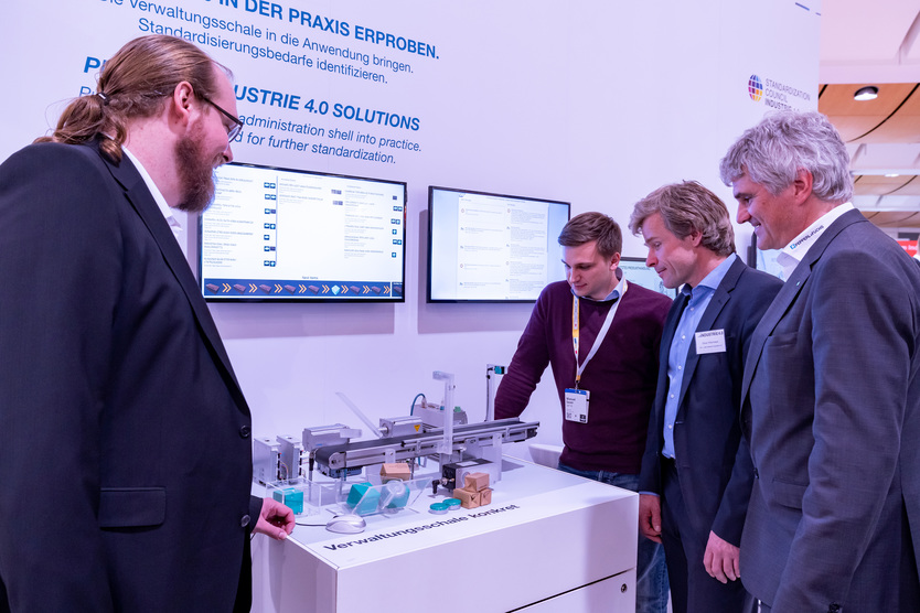 Interessierte Besucher des Plattform Industrie 4.0-Stands auf der Hannover Messe 2019 informieren sich über die Verwaltungsschale