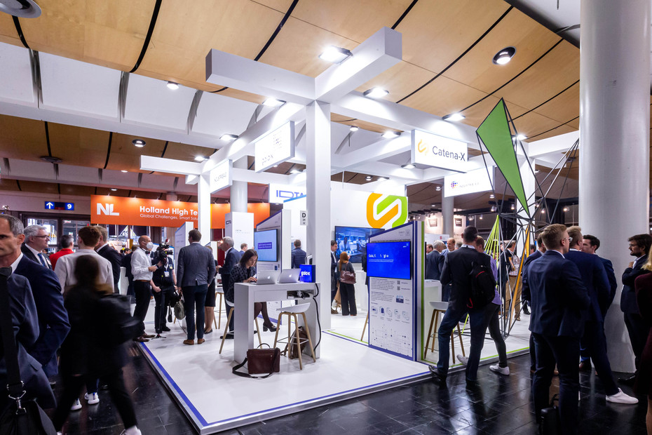 Interessierte Besucher informieren sich am Stand der Plattform Industrie 4.0 auf der Hannover Messe 2019