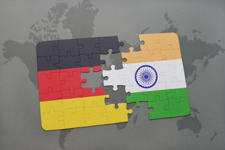 Puzzlestück aus den Fahnen Indiens und Deutschlands