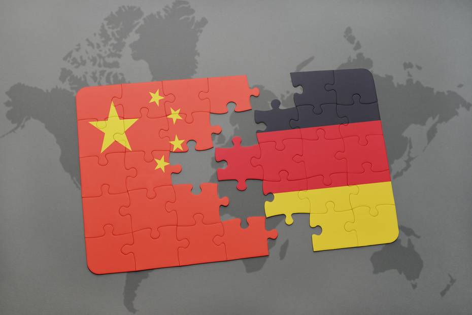 Puzzlestück aus den Fahnen Chinas und Deutschlands