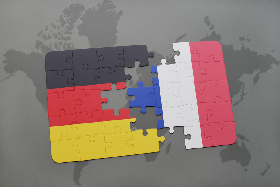 Puzzlestück aus den Fahnen Frankreichs und Deutschlands