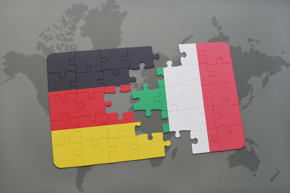 Puzzlestück aus den Fahnen Italiens und Deutschlands