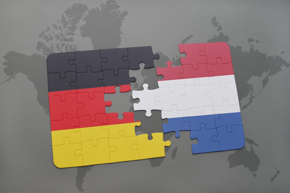 Puzzlestück aus den Fahnen der Niederlande und Deutschlands