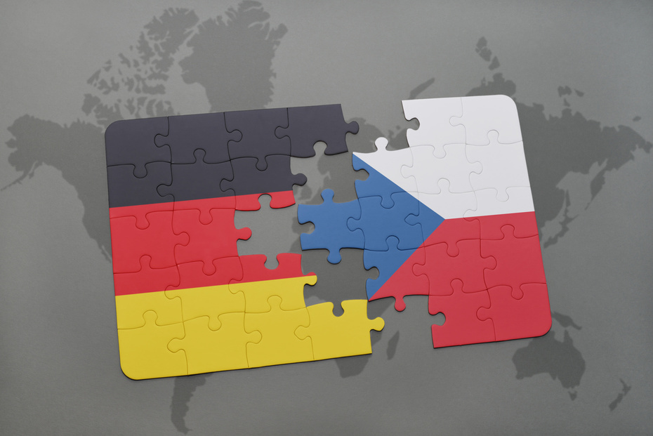 Puzzlestück aus den Fahnen Tschechiens und Deutschlands
