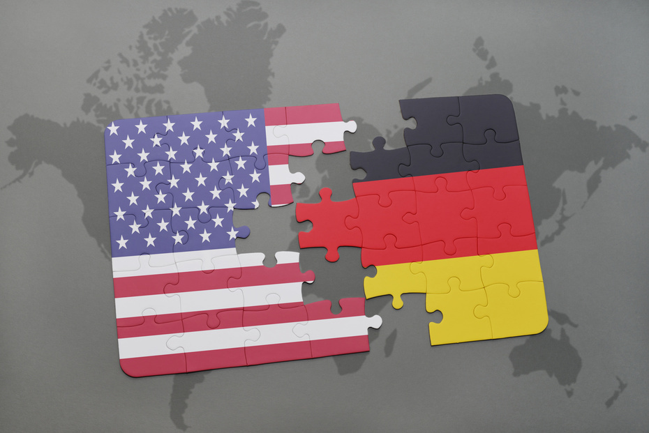 Puzzlestück aus den Fahnen der USA und Deutschlands