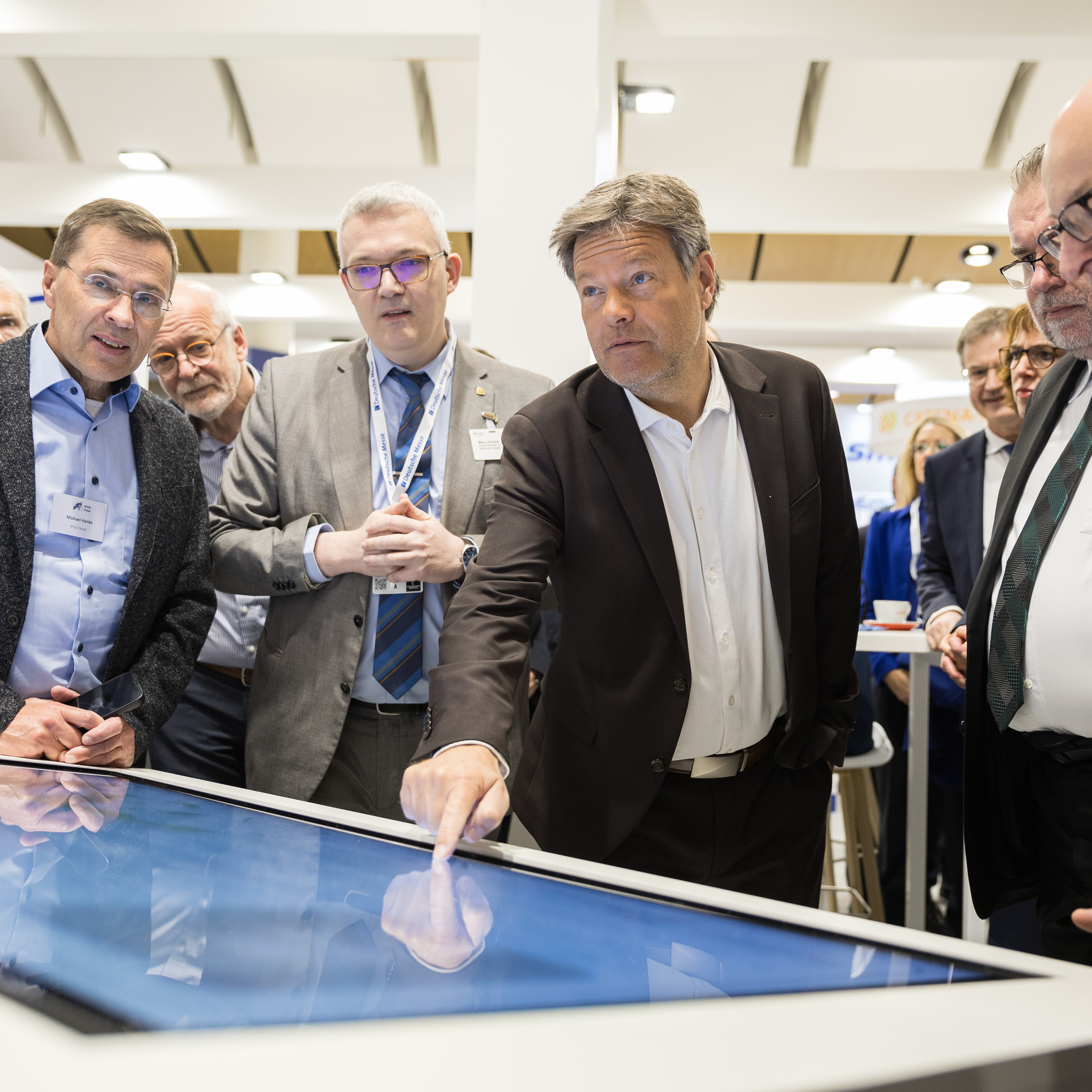 Federal Minister Robert Habeck visits the trade fair stand of Plattform Industrie 4.0. Pictured: Visiting IPCEI-Cloud.