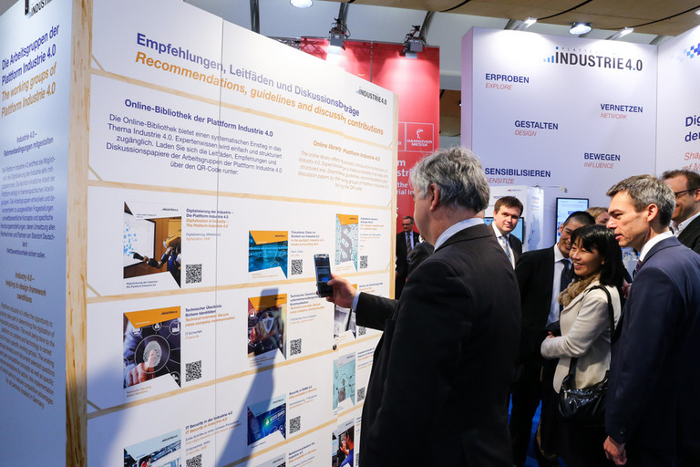 Visit of the Japanese delegation to Plattform Industrie 4.0’s stand within the context of the 10th German-Japanese Economic Forum during the trade fair.