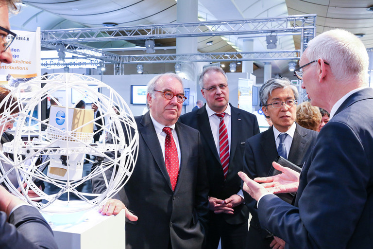 Visit of the Japanese delegation to Plattform Industrie 4.0’s stand within the context of the 10th German-Japanese Economic Forum during the trade fair.