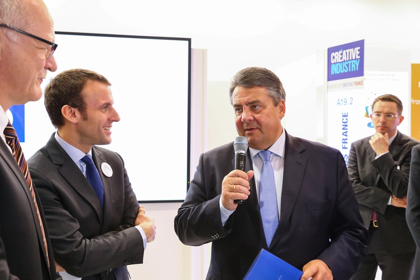 Minister of Economy, Industry and Digital Affairs Emmanuel Marcron (central) and Federal Minister for Economic Affairs and Energy Sigmar Gabriel (right). 