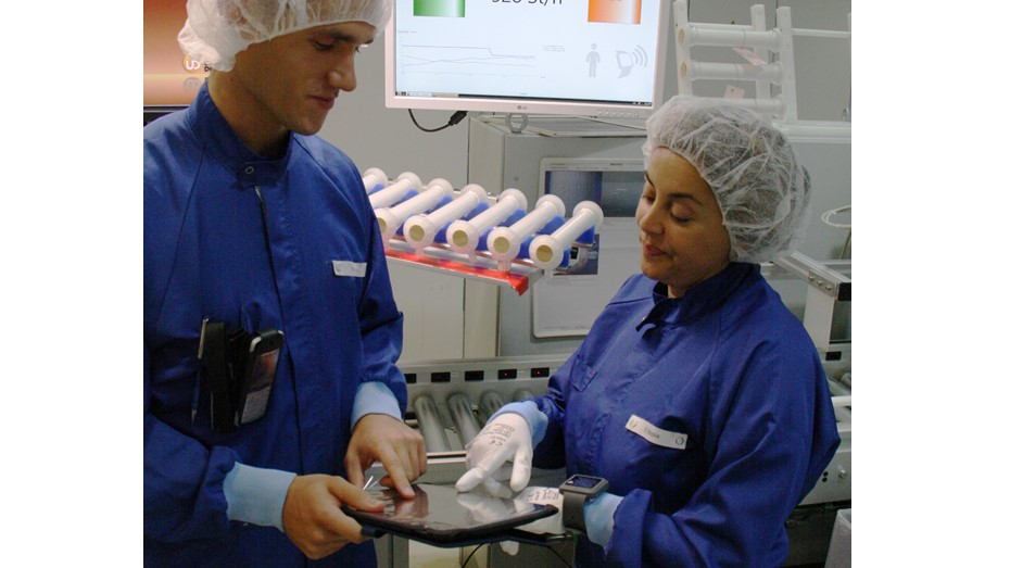 Communication between human and machine in the dialyzer manufacturing.